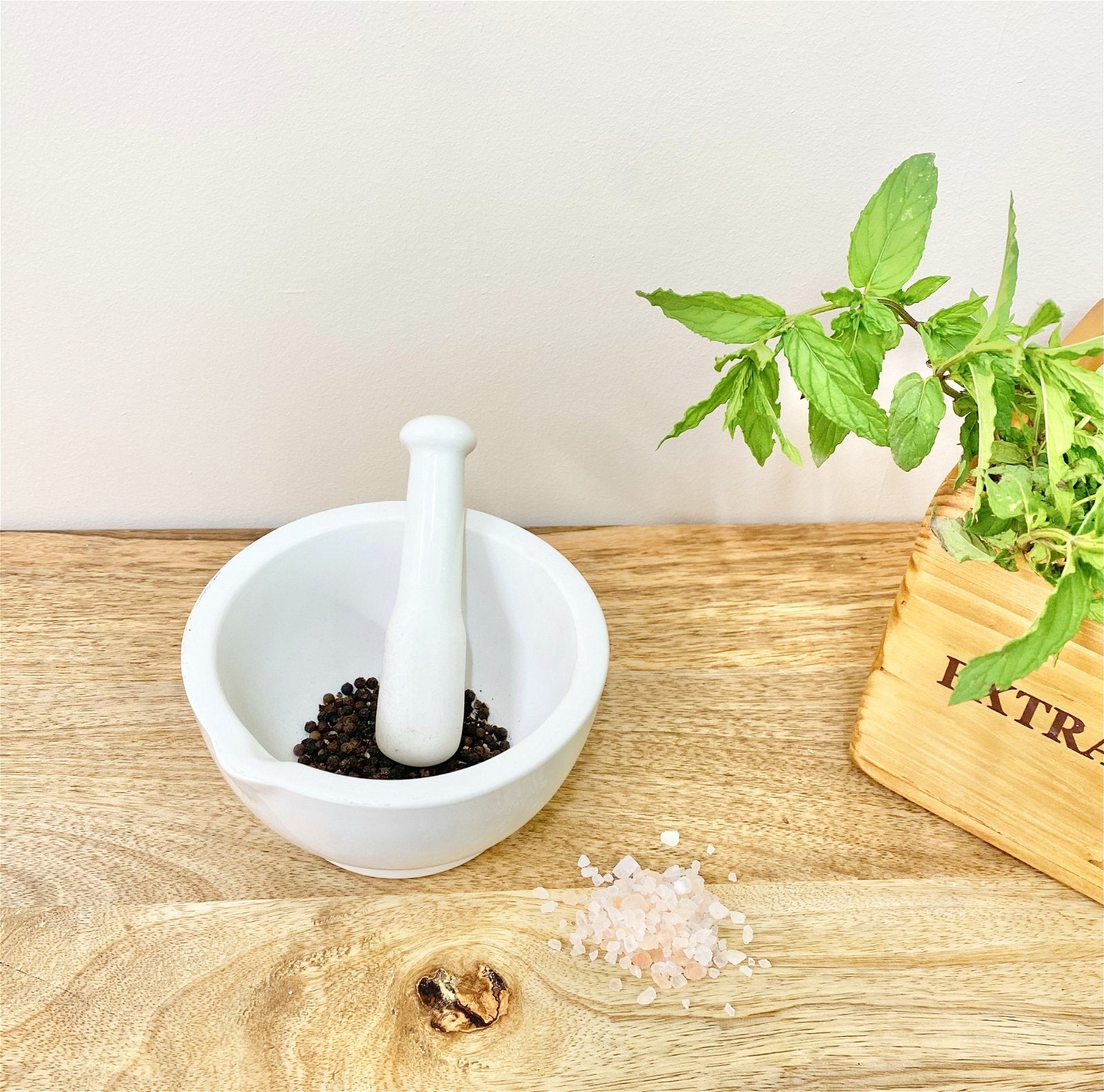 STONEWARE PESTLE & MORTAR IN WHITE