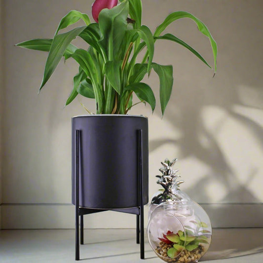 BLACK PLANTER METAL STAND Plant Stands from Eleanoras